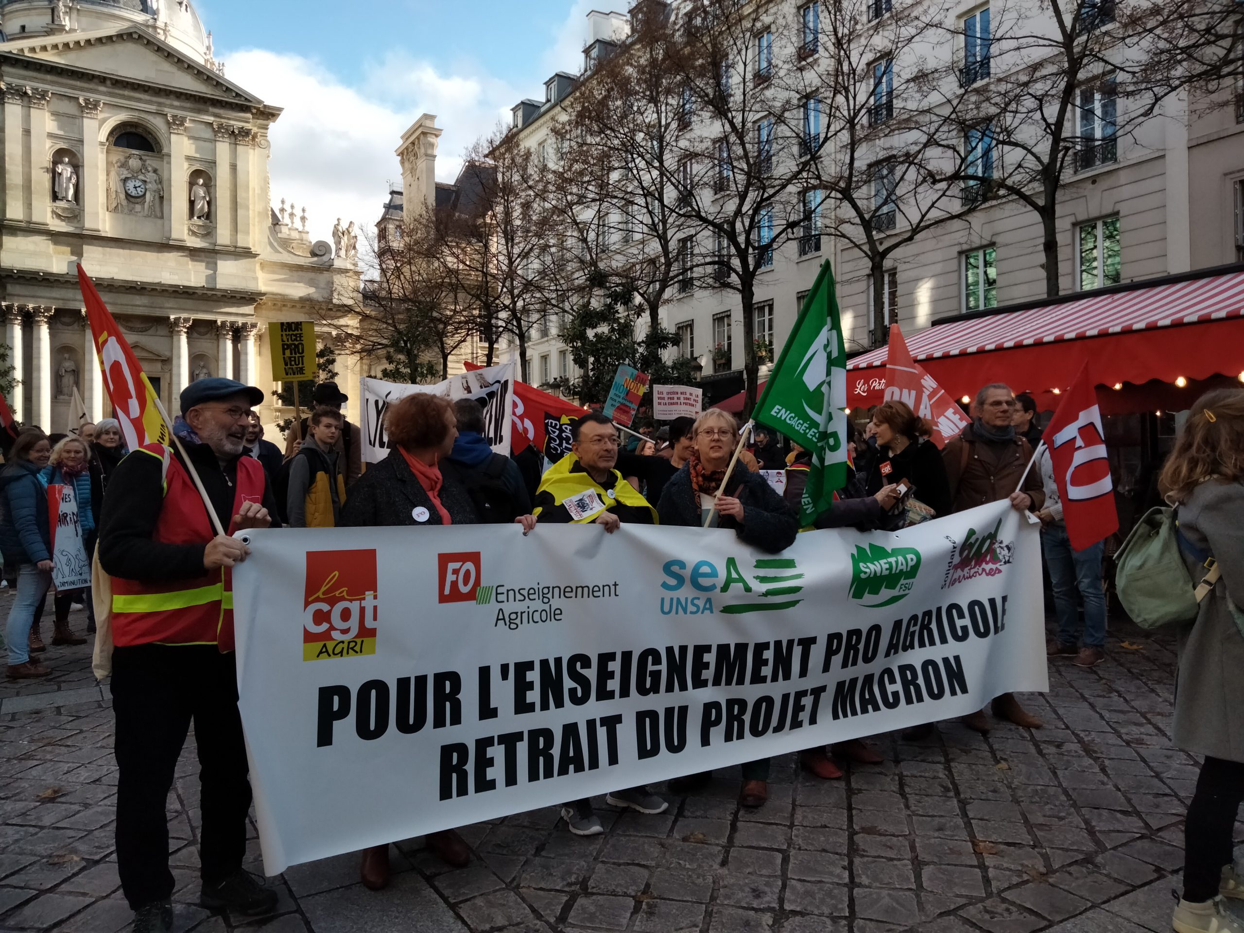 Lire la suite à propos de l’article Manif contre la Réforme des Lycées Pro :  L’intersyndicale défile à Paris